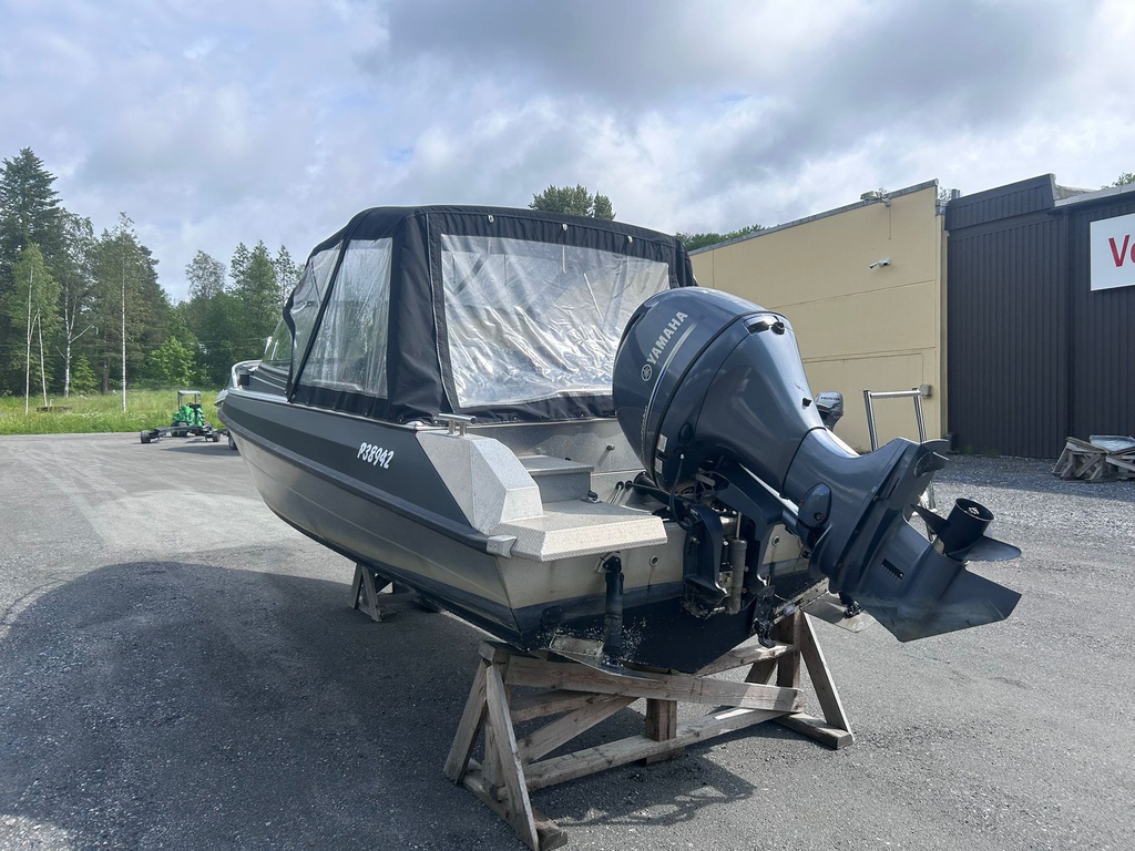 Buster XXL + Yamaha F115