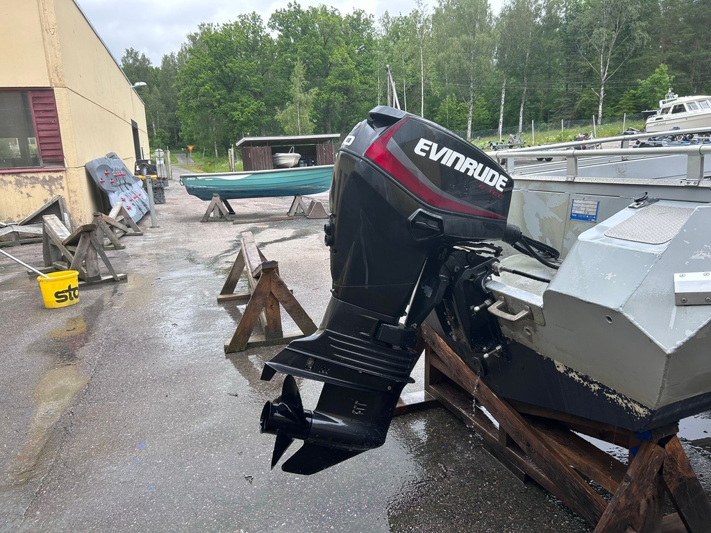 Buster M1 + Evinrude E-Tec 40