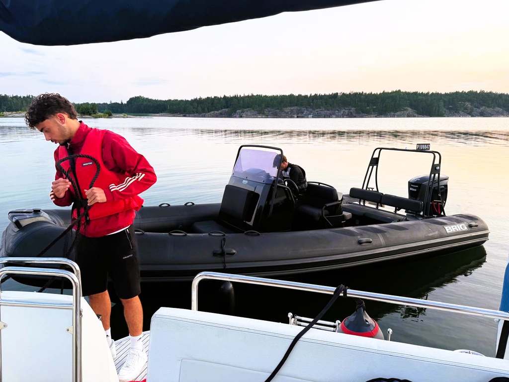 Brig Navigator 700 + Evinrude E-TEC 200