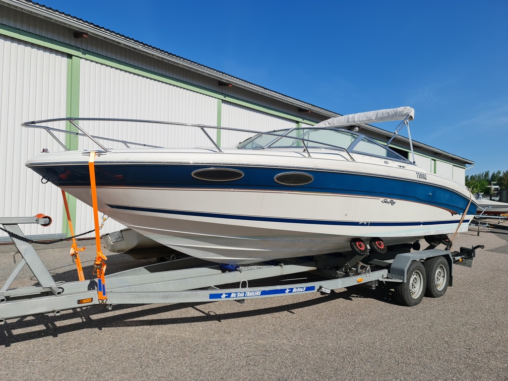 Sea Ray 230 Overnighter + Mercruiser